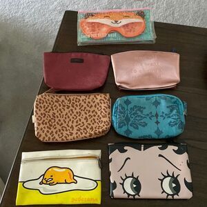 One face mask that you can refrigerate and six small ipsy style bags